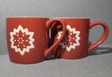 2× Kaffeetassen- oder Teebechern, Terrakotta mit geprägter Blume Motiv