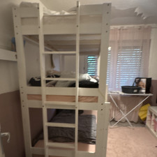 Weißes Hochbett aus Holz für