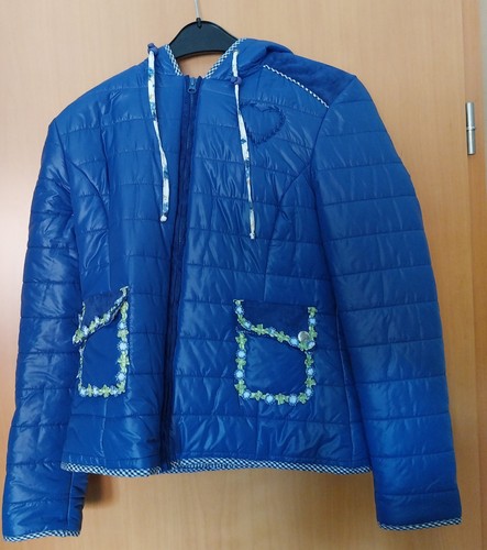 Blaue trachtenjacke mit - trachtenjacke, kapuze