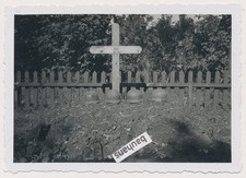 Foto Wehrmacht Soldaten-Gräber mit Stahlhelm 2.WK (428n)