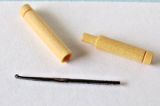 DAVID EDWARDS MINIATUREN 1/12 PUPPENHAUS SILBER HÄKELNADEL UND ETUI