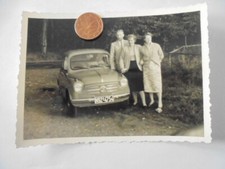 Foto Oldtimer Familie vor PKW