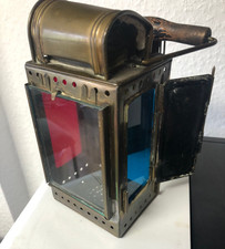 messingfarbene Eisenbahnlampe