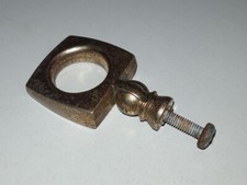 Pos 2) 1 Griff (Schrankklappe)