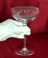 Sehr altes zartes Weinglas in