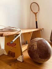 Sportraum Holz Turnhalle Bank Tennisschläger Holz Leder Medizinball Springseil 