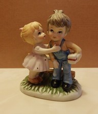 hübsche  Porzellanfigur   spielende Kinder