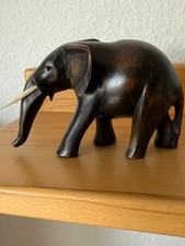 Geschnitzter Elefant, dunkles