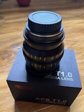 Mitakon Speedmaster 20mm T1.0 S35 Objektiv, Canon RF Mount, rot Komodo