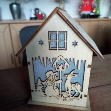 beleuchtetes Holzhaus, Deko