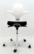 Drehstuhl Capisco Puls 8020-weiß/schwarz,inkl.Sitzflächenmatte,Aluminium Fuß