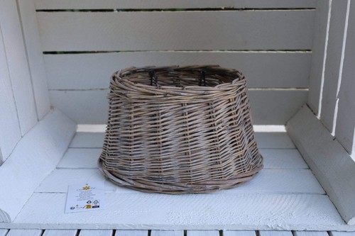 Ovaler lampenschirm aus rattan - aus,