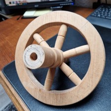 Sehr gut erhaltenes Holz Deko Schubkarrenrad D=22 cm mit Narbe aus Buche.