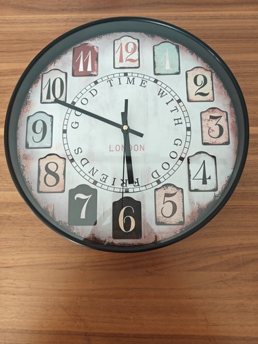 Schicke wanduhr im - ​🕒,