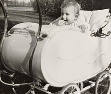 Süßes lachendes Baby sitzt