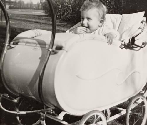 Süßes lachendes baby sitzt - baby,