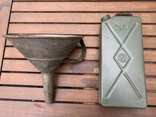 alter Benzinkanister (Blech) und Trichter mit Sieb (Verzinkt).