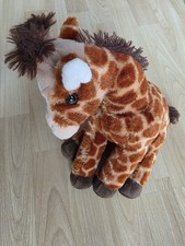 Hübsche Giraffe sitzend