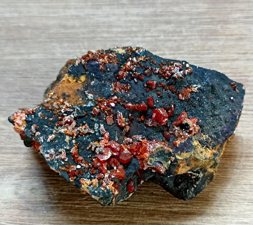 Mineral stufe rot schwarz mit - stufe, rot-schwarz