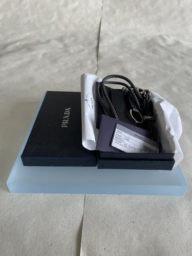 Prada cardholder trick - ,