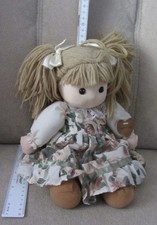 sitzende Aufziehpuppe