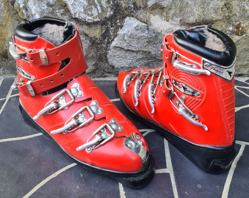 Alte vintage skischuhe - alte,