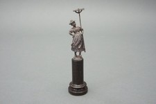 Antike Zinnfigur Frau mit