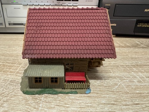 Kleines haus mit - kleines, wassermühle