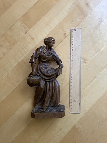 Frau mit korb - korb, geschnitzt