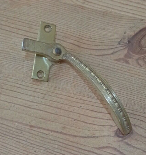 Ein fenstergriff aus - aus, messing