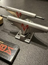 Venture Trucks 8“  2x, Bones Reds Neu, 53mm Titus Wheels 