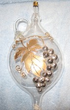 Alter Weinheber aus Glas mit Weinrebenmuster für Weinliebhaber und Kenner – Hand