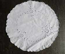 Tisch - Deckchen  rund  Baumwolle weiß Lochstickerei  D: 28 cm