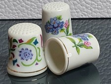 Porzellan-Fingerhüte im 3er Set zum Sammeln für den Setzkasten - Mehrfarbig