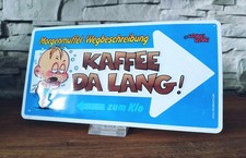 Windel Winni Metallschild – „Kaffee da lang! Morgenmuffel-Wegbeschreibung 23x12