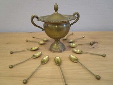 Kaviardose mit Deckel (versilbert?) 12 Löffel mit gedrehtem Stiel Vintage