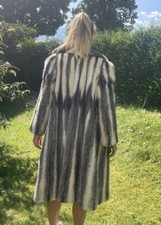 weißer Nerzmantel, A-Linie