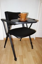 Stuhl mit Klapptisch/ Seitenablage. Farbe: Schwarz