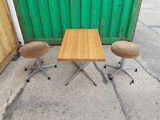  2 Hocker mit Pumptisch +