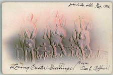 10684508 - Drei Osterhasen geritten von Kueken springen ueber Zaun Tiere