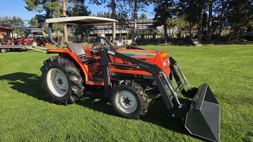 Kleintraktor mit frontlader - ,