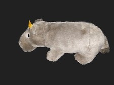 Steiff 063596 - Nilpferd Mocky  mit Knopf und Fahne stehend ca. 30 cm