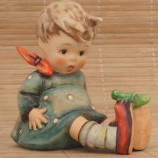 Goebel Figur Knabe ° DIE HEUSCHRECKE ° HUMMEL ° Keramik FRIEND OR FOE Kind