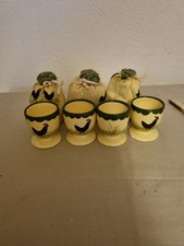 Hahn und Huhn, Eierbecher Set, 4 Stück mit 3 Mützchen zum Warmhalten 