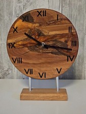 Standuhr aus Olive mit