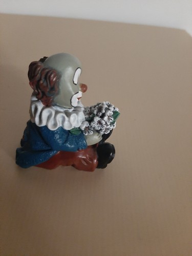 Gilde clown mit - clown, blumenstrauß