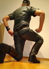 Gay Lederuniform dunkelgrün