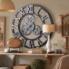 Große Wanduhr mit Metall