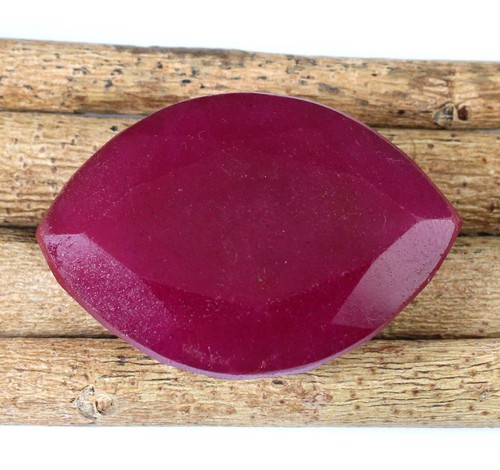 Natürlicher roter rubin - roter,