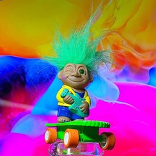 Zaubertroll Figur auf Skateboard Pull Back Auto Gitarre Troll Musiker Punk Fun